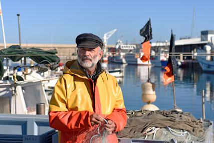 Ein älterer Seemann am Hafenbecken.