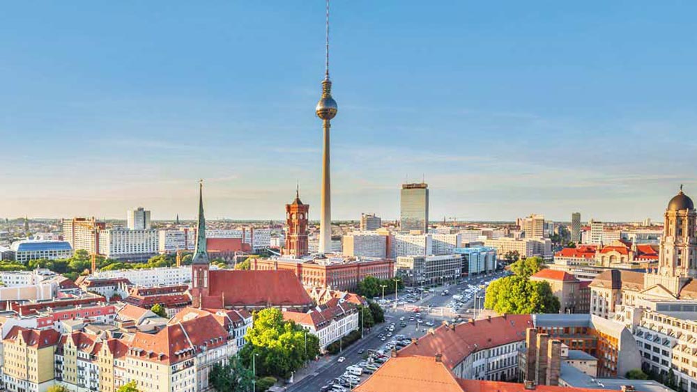 In der Skyline von Berlin überragt der Fernsehturm auch die Kuppel des französischen Doms am Gendarmenmarkt und den Turm des roten Rathauses.