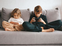 Kinder beim digitalen Medienkonsum  Kinder beim digitalen Medienkonsum