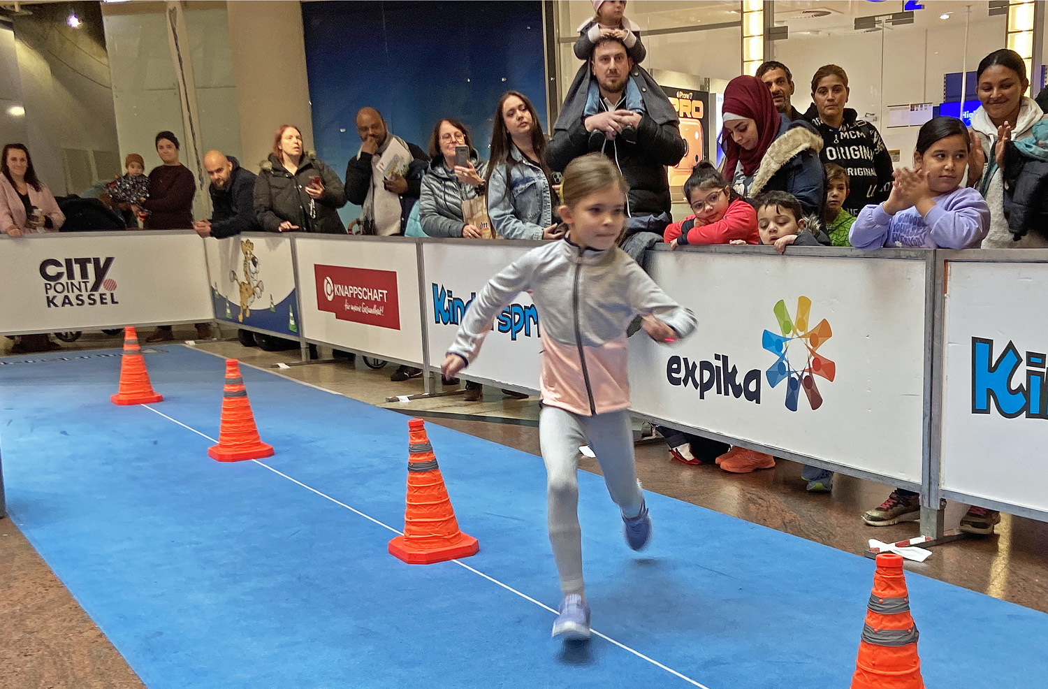 Schnellen Schrittes durch den Laufparcours im Einkaufszentrum Kassel. Schnellen Schrittes durch den Laufparcours im Einkaufszentrum Kassel.