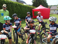 Junge BMX-Starter vor dem Start