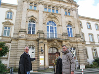 AV-Leiter Uwe Roscher (links) mit der Gleichstellungsbeauftragten Christina Horstig und Personalrat André Bugler vor dem Mietobjekt Kölnische Strasse 81. , AV-Leiter Uwe Roscher (links) mit der Gleichstellungsbeauftragten Christina Horstig und Personalrat André Bugler vor dem Mietobjekt Kölnische Strasse 81. ,