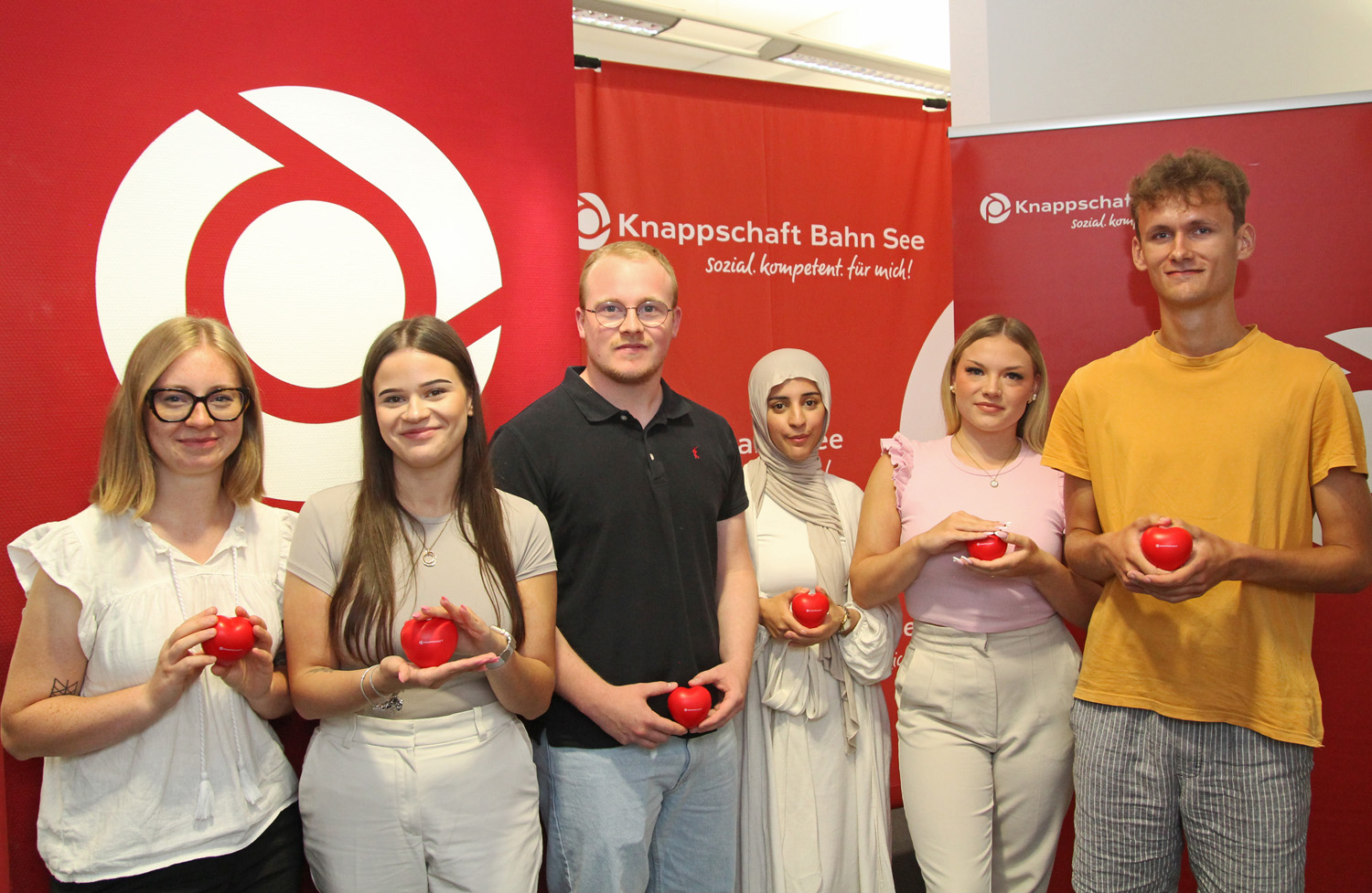 Sechs junge Leute haben Ende Juli am Standort in Kassel ihre Ausbildung in der Regionaldirektion Frankfurt begonnen. Sechs junge Leute haben Ende Juli am Standort in Kassel ihre Ausbildung in der Regionaldirektion Frankfurt begonnen.