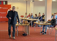 Patrick Dralle, Fachtrainerin der Rentenversicherung, informiert die Tagungsteilnehmer. Patrick Dralle, Fachtrainerin der Rentenversicherung, informiert die Tagungsteilnehmer.