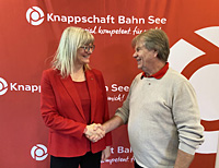 Anke Will, kommissarische Leiterin der RD Frankfurt, gratuliert Alfred Kerber für zehn Jahre Versichertenberatertätigkeit. Anke Will, kommissarische Leiterin der RD Frankfurt, gratuliert Alfred Kerber für zehn Jahre Versichertenberatertätigkeit.