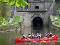 Kanuten vor dem Schiffstunnel in Weilburg Kanuten vor dem Schiffstunnel in Weilburg