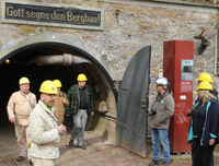Besucher am Stolleneingang Besucher am Stolleneingang