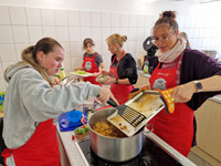 Vivien Hoffmeister und Marie-Luise Steinert bereiten das Essen in Blankenhain vor. Vivien Hoffmeister und Marie-Luise Steinert bereiten das Essen in Blankenhain vor.
