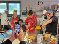 Tipps von Stefan Marquard für Küchenchef Sebastian Scharr und die Schüler Christian Weiß und Anton Buch in Oberhof. Tipps von Stefan Marquard für Küchenchef Sebastian Scharr und die Schüler Christian Weiß und Anton Buch in Oberhof.