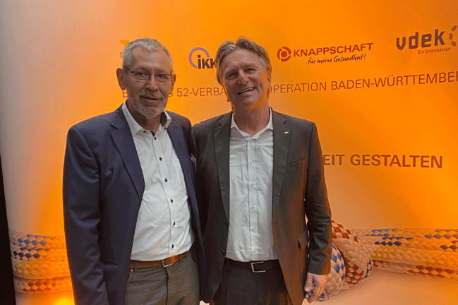 Der baden-württembergische Sozial-, Gesundheits-und Integrationsminister Manne Lucha und der Leiter der Regionaldirektion München der KNAPPSCHAFT Anton Haupenthal beim Empfang der Bündnis 52-Verbändekooperation am 15. Mai 2024 in Stuttgart Der baden-württembergische Sozial-, Gesundheits-und Integrationsminister Manne Lucha und der Leiter der Regionaldirektion München der KNAPPSCHAFT Anton Haupenthal beim Empfang der Bündnis 52-Verbändekooperation am 15. Mai 2024 in Stuttgart