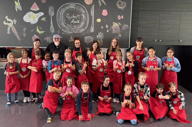 Das Präventionsprojekt „Sterneküche macht Schule“ mit Stefan Marquard besuchte im September 2022 die Poinger Grundschule an der Karl-Sittler-Straße Das Präventionsprojekt „Sterneküche macht Schule“ mit Stefan Marquard besuchte im September 2022 die Poinger Grundschule an der Karl-Sittler-Straße
