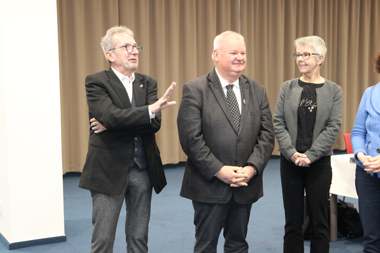 Versichertenberater lauschen der Ansprache des Regionalausschuss Versichertenberater lauschen der Ansprache des Regionalausschuss