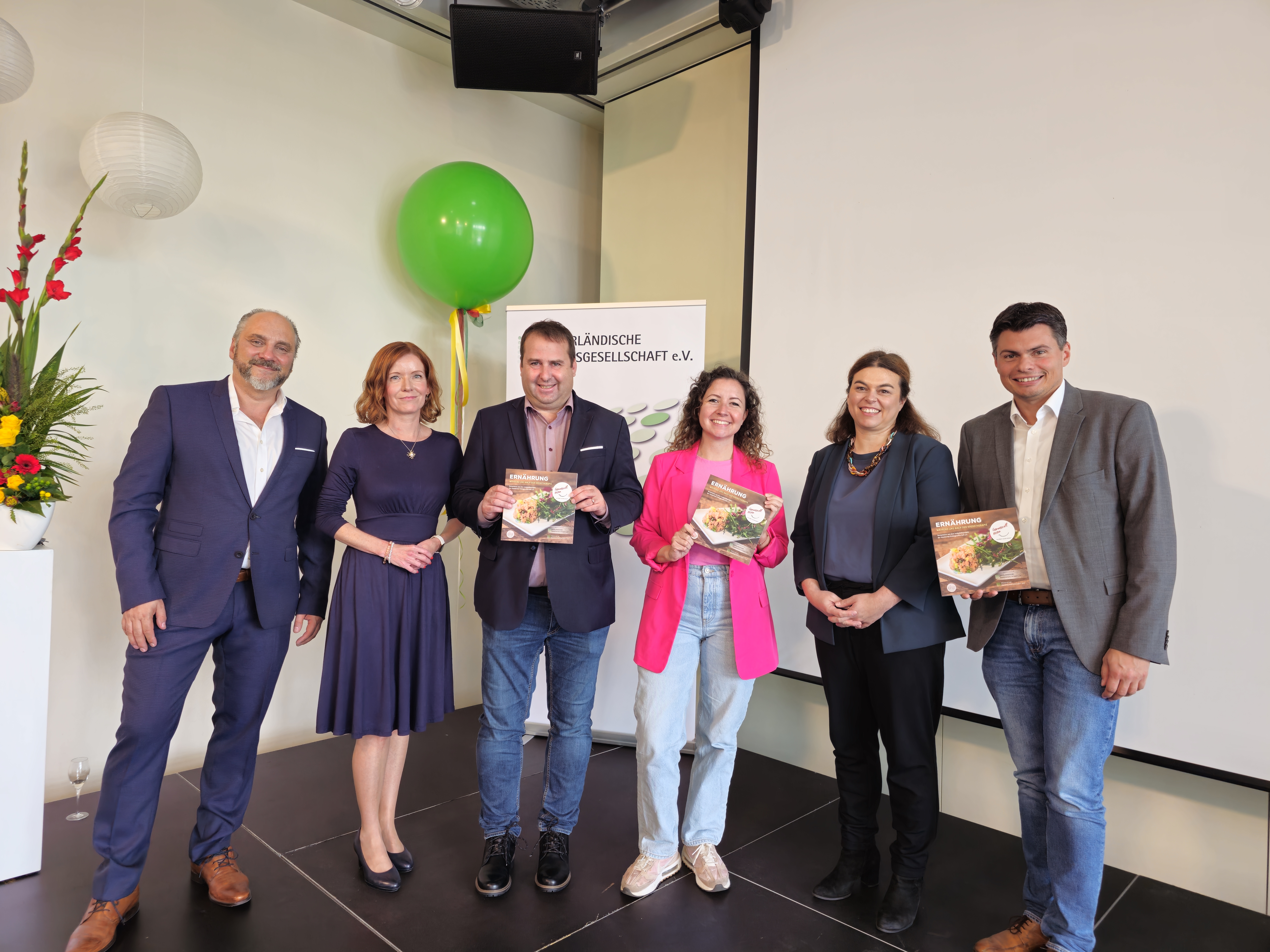 Buchübergabe bei der Jubiläumsfeier der saarländischen Krebsgesellschaft Buchübergabe bei der Jubiläumsfeier der saarländischen Krebsgesellschaft