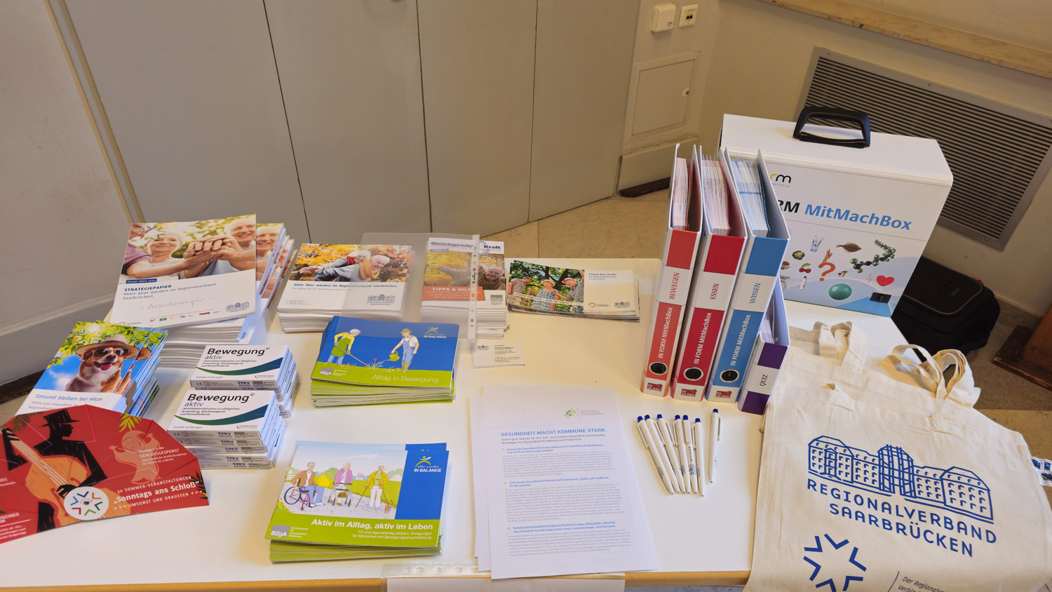 Broschüren und Flyer auf einem Tisch Broschüren und Flyer auf einem Tisch