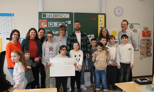 Gruppenbild der Spendenübergabe mit KBS-Mitarbeitenden, Schülerinnen, Schülern und Lehrkräften der Waldschule Gruppenbild der Spendenübergabe mit KBS-Mitarbeitenden, Schülerinnen, Schülern und Lehrkräften der Waldschule